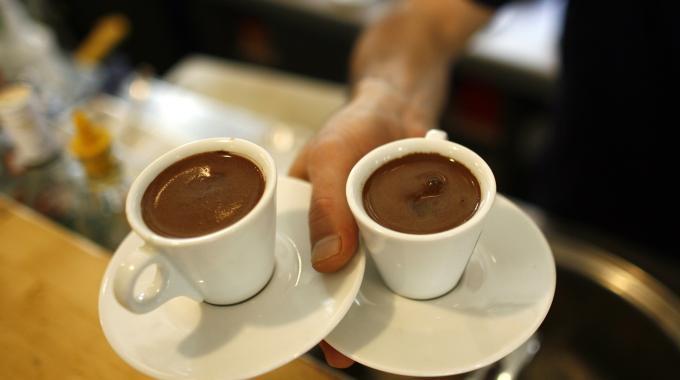 Al bar lei va in bagno lui la segue e le fa il culo 5